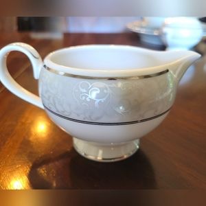 Mikasa L3438 Parchment sugar dish and lid; creamer